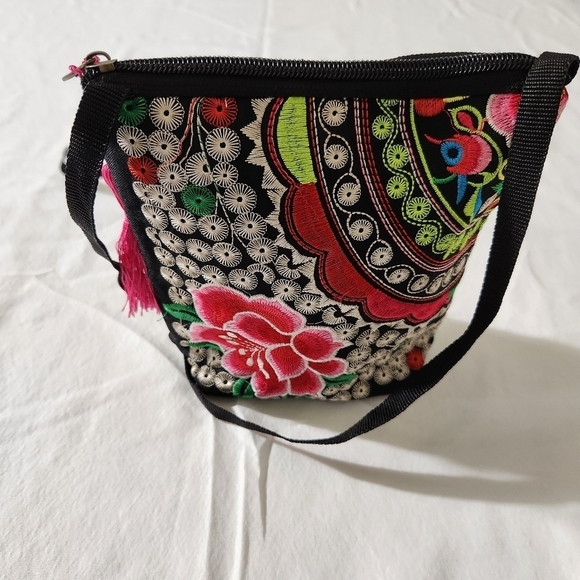 Women's Detail Floral Embroidered Black Small Crossbody Shoulder Bag Lightweight - Picture 7 of 16